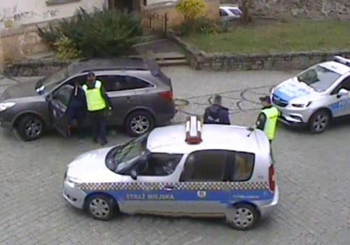 Agresywny kuracjusz, który źle zaparkował. Do pomocy wezwano policję