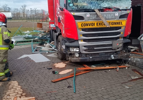 Z drogi na podwórko – TIR zniszczył drewniany garaż