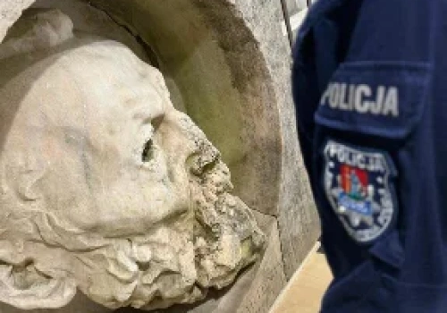 Skradziona 25 lat temu, waży 1,5 tony. Niesamowity finał poszukiwań „Głowy ogrodnika”