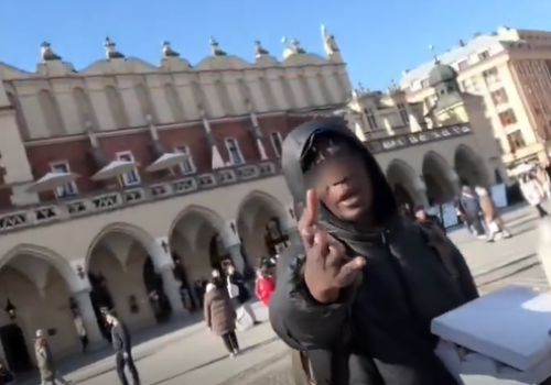 Zaczepiał ludzi na Rynku Głównym. Zatrzymany 31-letni obywatel Senegalu jest już na wolności