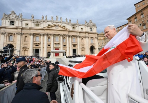 Papież Leon XIV z flagą Polski. „Wszystkich was błogosławię”