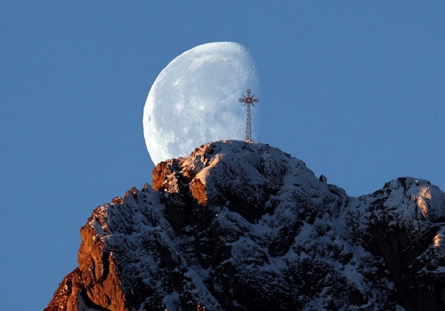 Krzyż na Giewoncie bez oświetlenia w rocznicę śmierci Jana Pawła II. Przyczyna jest prozaiczna