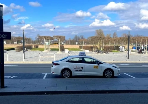 Wydzielona strefa odbioru pasażerów na lotnisku. Dla użytkowników Ubera