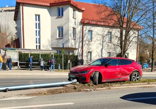 Powalona latarnia na al. Sikorskiego w Olsztynie. To efekt 