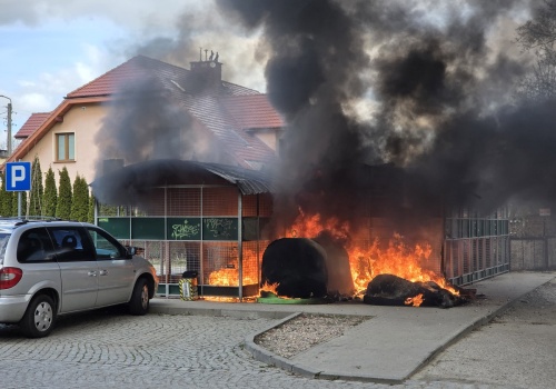 Strzegom. Kłęby czarnego dymu nad Osiedlem Piastów z powodu pożaru altany śmietnikowej