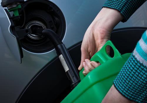 Paliwowe zalecenia niczym w pandemii. Jedni ograniczają popyt, drudzy ceny