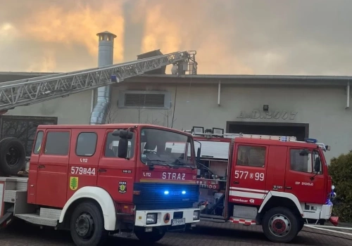 13 zastępów walczyło z pożarem w lakierni. Następnego ranka znów wezwano pomoc