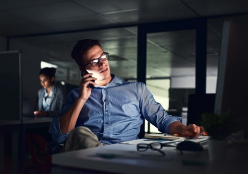 Do kwietniowej pensji należy się dodatkowe 960 zł. Szef musi wypłacić