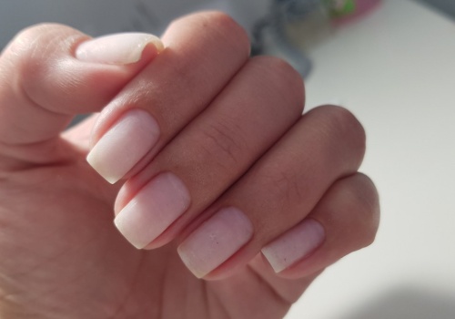 Wcieraj w paznokcie i skórki. Szybko poprawisz ich stan po hybrydzie