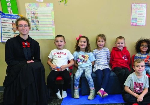 Starsi uczniowie przejmą lekcje. Nowy model nauczania w Szkole Marii Skłodowskiej-Curie w Chicago