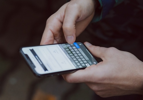 Tanie smartfony znikają z rynku, a AI i drogie komponenty windują ceny urządzeń