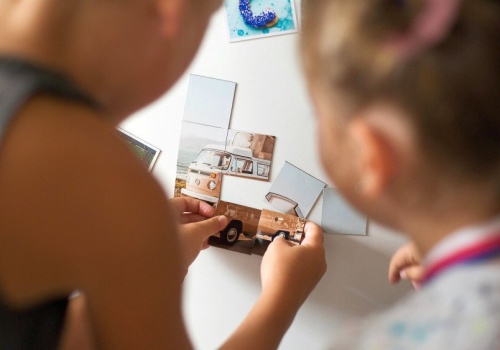 Czy magnesy na lodówce szkodzą? Nauczycielka fizyki rozstrzyga sprawę