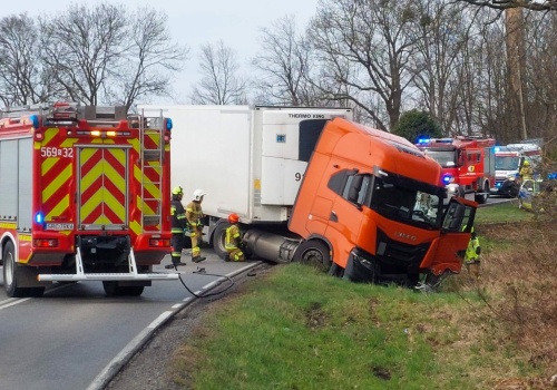 Poważne zderzenie na ulicy Rudzkiej w Babicach. DW 919 Racibórz-Rudy-Nędza całkowicie zablokowana