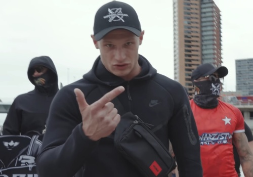 Uliczny raper z Krakowa został pogoniony przez kolegów. Koniec kariery?