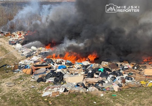 Pożar w pobliżu lotniska Chopina. Płoną odpady i nieużytki, dym widać z daleka