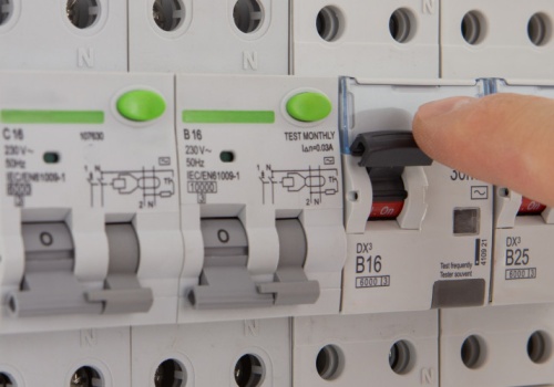 Prawo, normy i elektryka. Czy „różnicówka” na pewno Cię chroni?