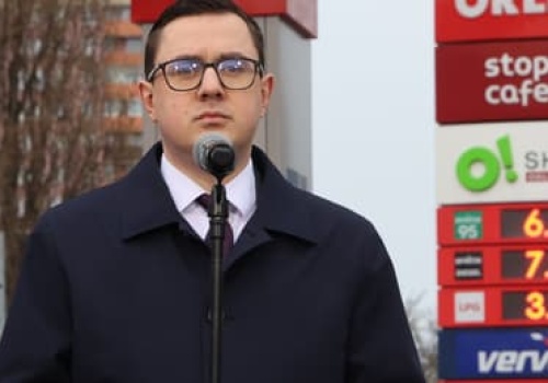 Rządowy skalpel na wysokie ceny paliw. Czy będzie też na nowy podatek?