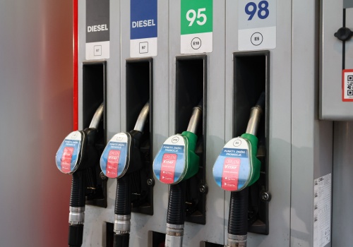 Rząd ogłasza stawki paliw na 2 kwietnia. Jedno paliwo tanieje, drugie drożeje