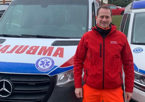 Nie tylko mundur! Sądecki dzielnicowy ratuje życie także po służbie. Brawo Szczepan Chyclak