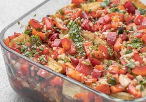 Prosta sałatka z piekarnika. W roli głównej bakłażan