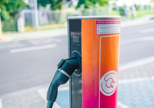 Paliwo mogłoby być jeszcze droższe. Pomogły auta elektryczne