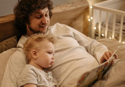 Ojciec z marudzącym dzieckiem to słodki widok. Matka – oznaka, że sobie nie radzi