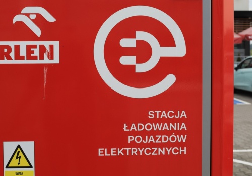Nie tylko paliwa. Kierowcy elektryków także zapłacą mniej
