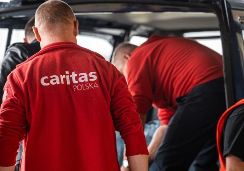 Podopieczni schroniska aktywizującego Caritas w Żukowicach gotowali i zawozili obiady seniorom