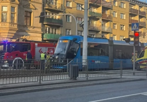 Tramwaj potrącił dwie osoby, ciężko ranna 12-latka trafiła do szpitala. Dramat w centrum Wrocławia