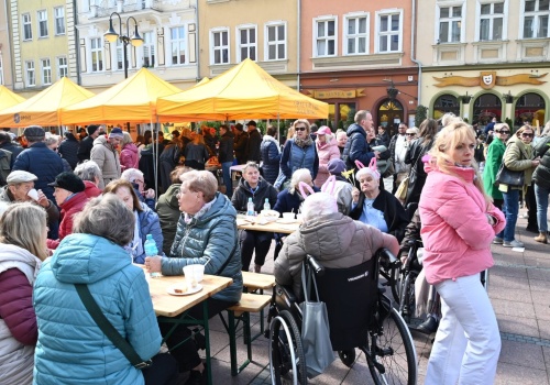 Trzy tysiące porcji żurku i pięć tysięcy jajek – śniadanie wielkanocne w Opolu