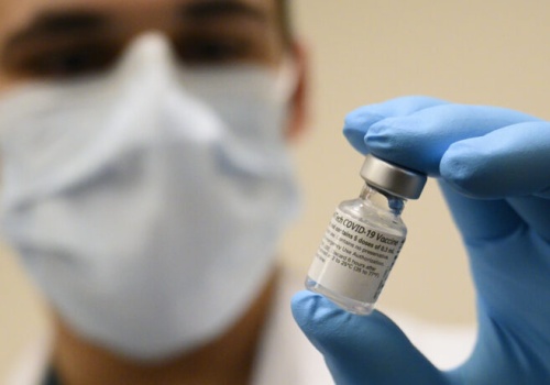 Polska musi odebrać 64 mln dawek szczepionki na Covid-19 i zapłacić fortunę Pfizerowi. Jest wyrok sądu