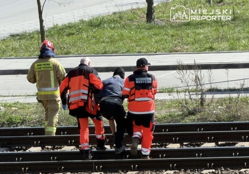 Rowerzysta z rowerem przechodził przez tory. Został potrącony przez pociąg