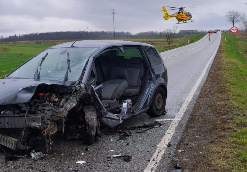 Na prostej drodze zderzyły się dwa auta. Jeden z kierowców był zakleszczony we wraku pojazdu