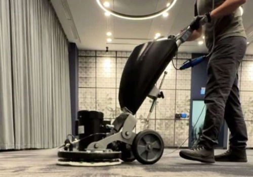 Czyszczenie wykładzin w Krakowie – jak firmy, biura i hotele odświeżają powierzchnie bez przestoju?