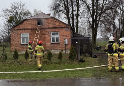 Pożar wybuchł nad ranem. Paliło się poddasze domu jednorodzinnego w Biesiadkach