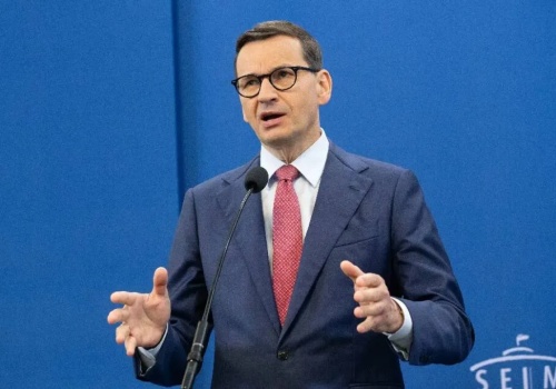 Tusk pisze o skrajnej głupocie PiS. Morawiecki przypomniał jego słowa o szczepionkach z UE