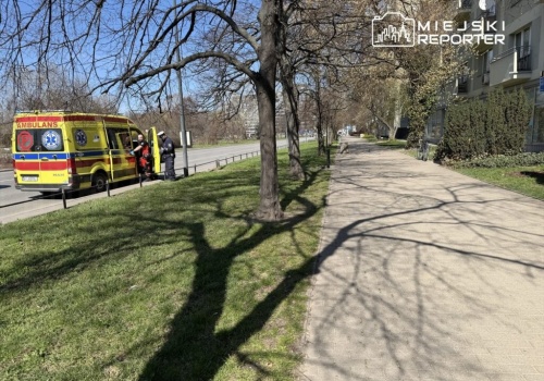 Rowerzysta staranował kobietę na chodniku. Ranna trafiła do szpitala