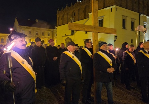 „Historia Chrystusa jest przejmowana przez nas”. Droga Krzyżowa przeszła ulicami Tarnowa