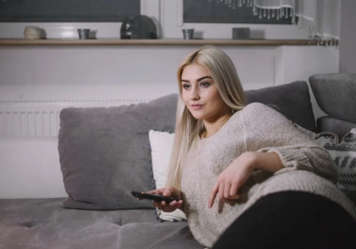 Elastyczna telewizja bez długich umów. Co warto wiedzieć o nowoczesnym streamingu kanałów TV?