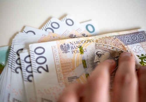 Dają do 15 tys. zł brutto i nie pytają o wykształcenie. Praca z umową i jedna zmiana