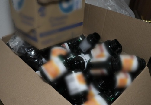 Szokujące odkrycie w mieszkaniu w Krakowie. Fałszywe suplementy zalewały Polskę