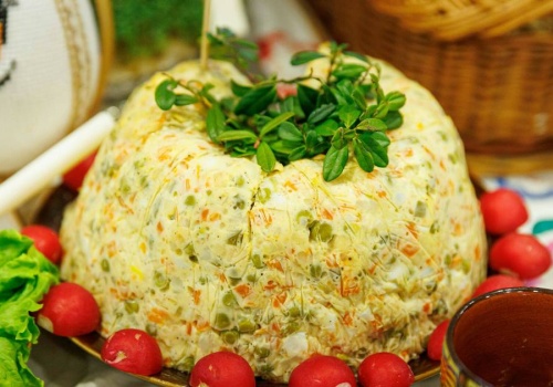 Paradoks sałatki jarzynowej. Po świętach znika, ale nie w żołądkach