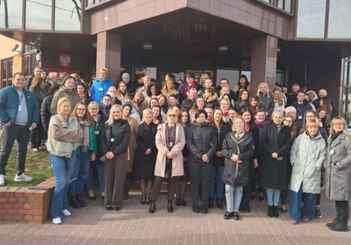 Pracownicy piotrkowskiego ZUS wyszli przed budynek, by solidaryzować się z protestującymi w centrali