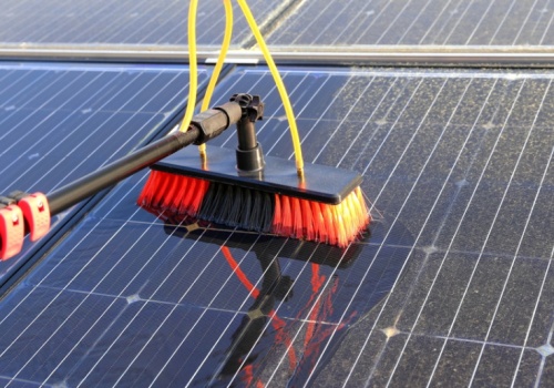 Po zimie fotowoltaika traci wydajność. Właściciele mogą ją poprawić jednym ruchem