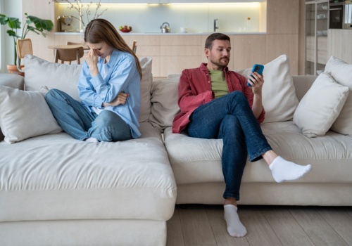 „Nie miał gdzie się podziać, więc mówił, że chce wrócić. Potajemnie remontował mieszkanie dla siebie i kochanki”. Rozwód z narcyzem to podstępny bój o wszystko