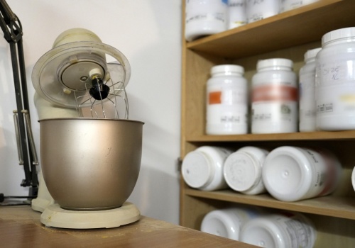 Nielegalna fabryka podrabianych suplementów diety w domu w Podgórzu . Wyroby sprzedawano przez Internet