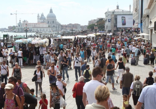 300 euro kary za brak opłaty lub rejestracji. Powraca słynny podatek turystyczny