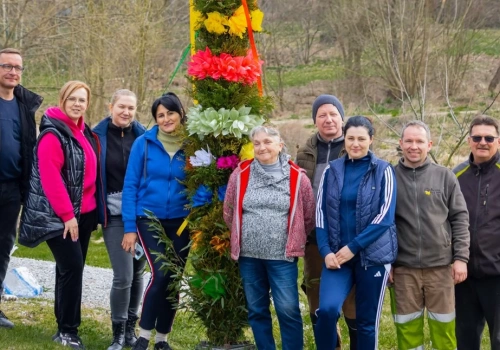 W Goliszowie stanęły wielkanocne palmy wykonane przez mieszkańców
