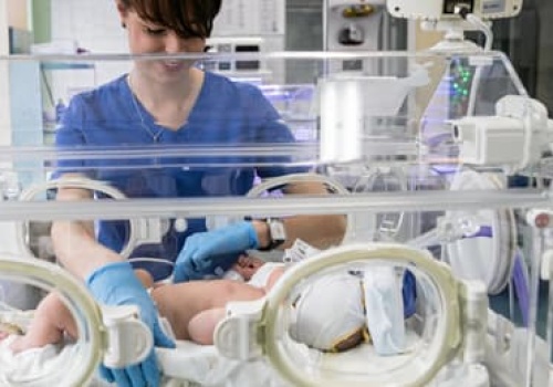 Mniej porodów i mniej oddziałów. Polska nie jest wyjątkiem w zamykaniu porodówek