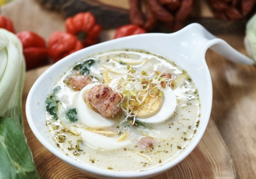 Zupa chrzanowa na Wielkanoc. Prosty przepis z białą kiełbasą i jajkami
